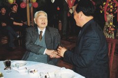 國(guó)家衛生(shēng)部原部長(cháng)錢(qián)信忠親切接見(jiàn)劉希山教授